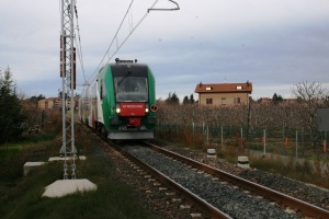 Un treno ATR220 (diesel) mentre attraversa le "basse" di Vignola (foto del 17 dicembre 2011)