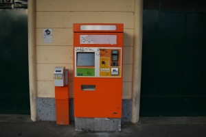 Una emettitrice automatica di biglietti (usata) installata in giugno presso la stazione di Vignola. L'unica altra stazione della linea dotata di emettitrice (spesso guata, però) è Bazzano.